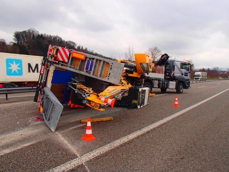 Anhänger Samt Bagger Gekippt Polizeinewsch