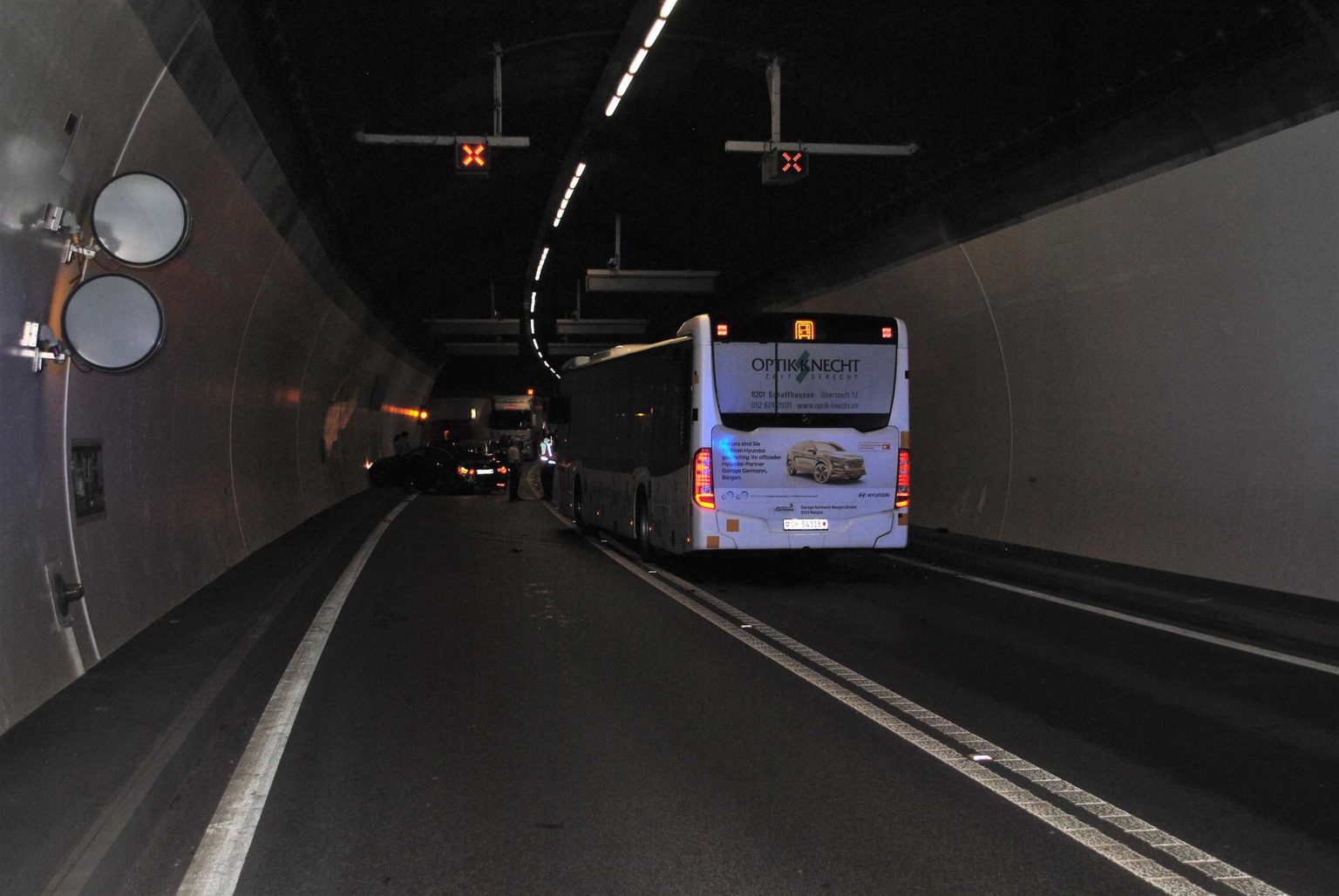 Unfall im Tunnel mit mehreren Fahrzeugen fordert Verletzte - Polizeinews.ch