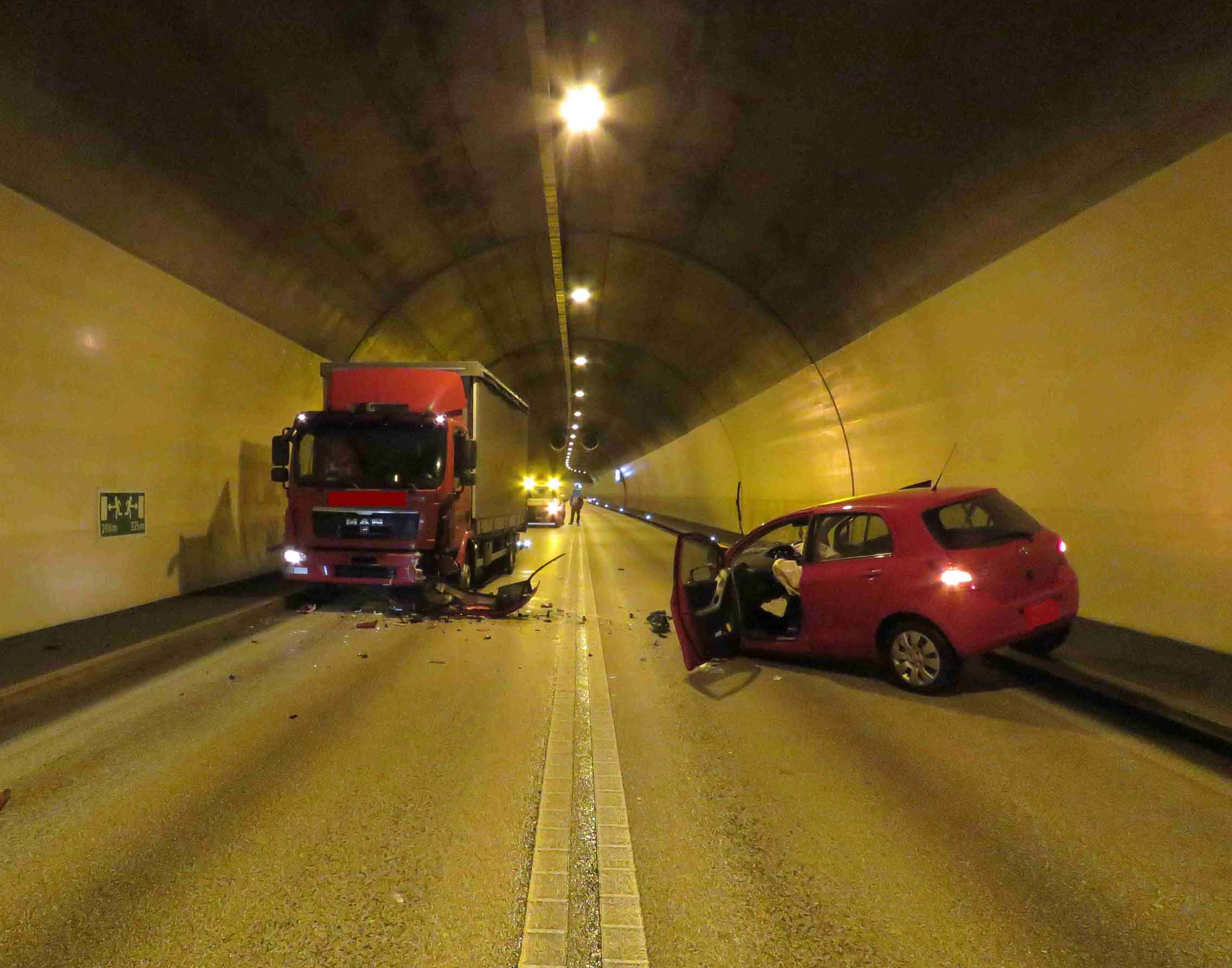 Schwerer Unfall im Tunnel: Auto stösst mit Lastwagen zusammen