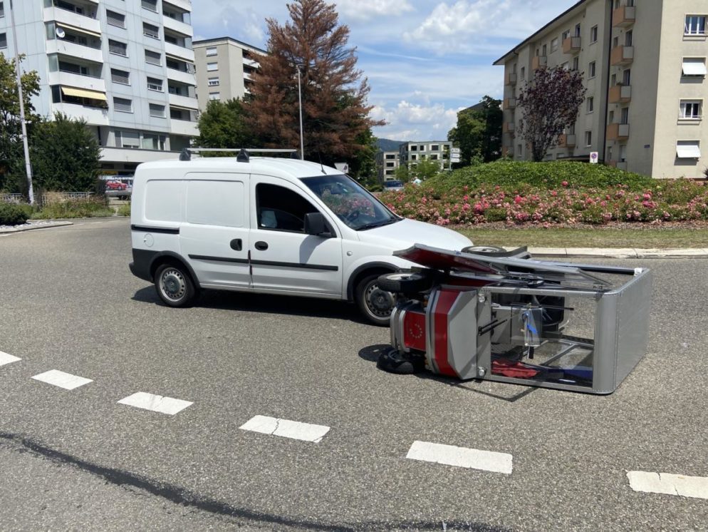 Unfall zwischen Elektromobil und Auto in Neuenhof AG