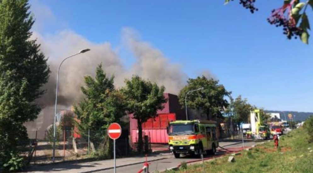 Erheblicher Sachschaden nach Feuer im Recyclingbetrieb in Schlieren
