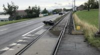 Motorradfahrer stürzt bei Unfall an Bahnübergang in Seon AG