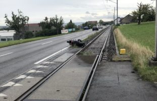 Motorradfahrer stürzt bei Unfall an Bahnübergang in Seon AG