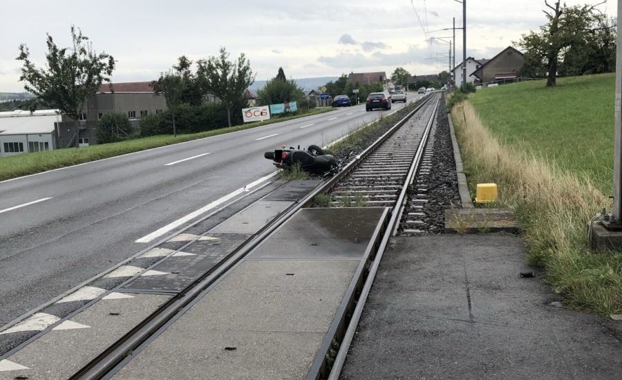 Motorradfahrer stürzt bei Unfall an Bahnübergang in Seon AG