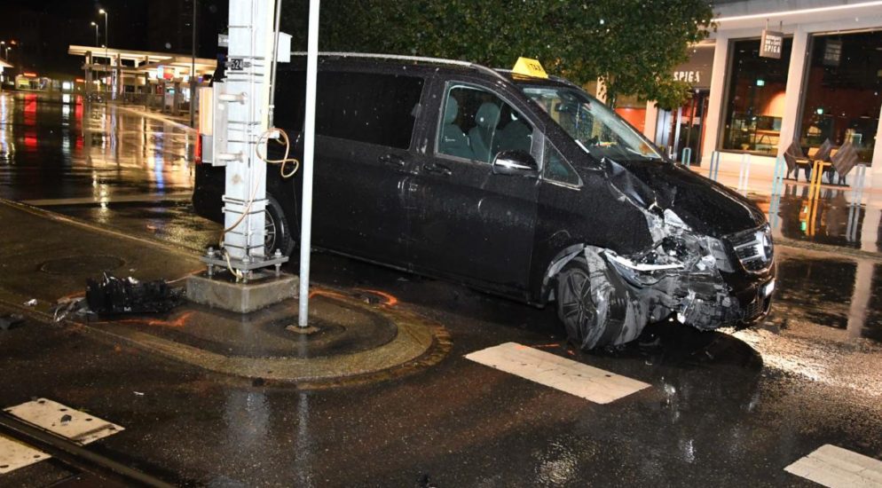 Autofahrer crasht bei Selbstunfall in Chur GR gegen Oberleitungsmast