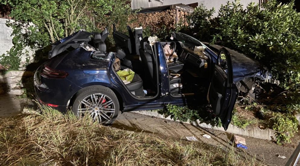 Porschefahrerin und Kind nach Verkehrsunfall in Auenstein verletzt