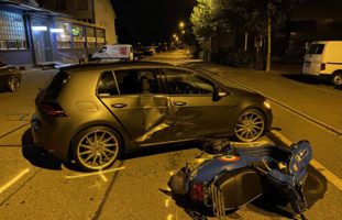 Wettingen AG - Rollerfahrer prallt in VW Golf