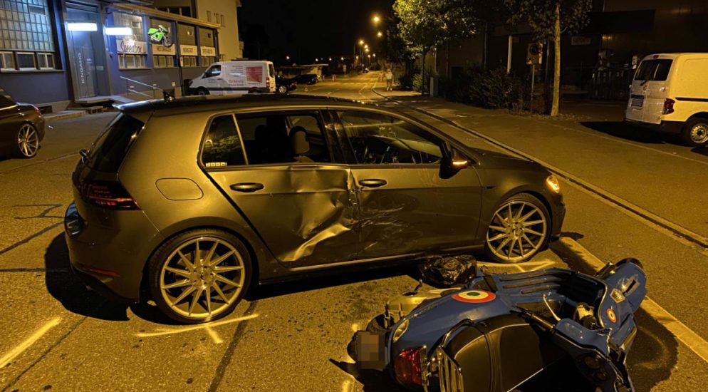 Wettingen AG - Rollerfahrer prallt in VW Golf