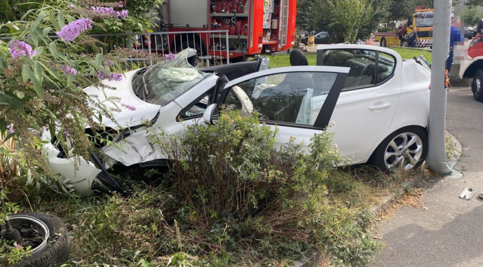 Möhlin AG - Heftiger Selbstunfall: Mitfahrer eingeklemmt und verletzt