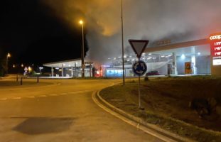 Mellingen AG: Freistehender Bankomat in Brand gesetzt