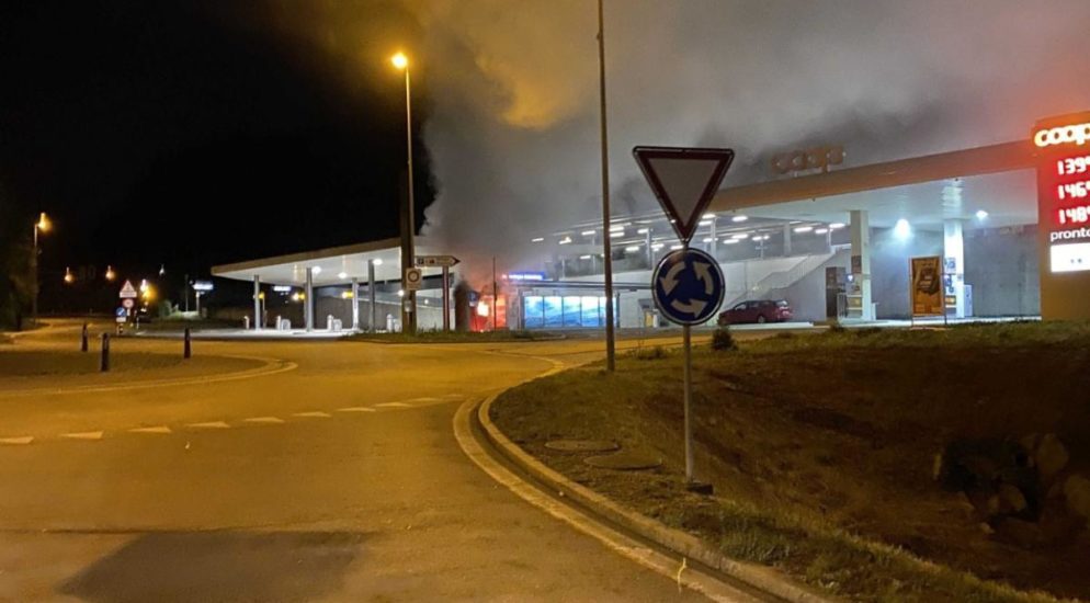 Mellingen AG: Freistehender Bankomat in Brand gesetzt