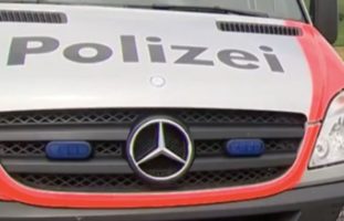 Unfall Schöftland AG - Auto streift Mofalenker (16) und fährt weiter