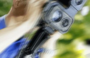 Obwalden OW - Motorradfahrer rast auf Hinterrad viermal an Blitzer vorbei