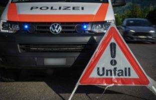 Mercedeslenker baut heftigen Unfall in Gränichen AG