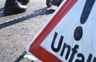 Unfall zwischen Auto und Traktor in Berikon