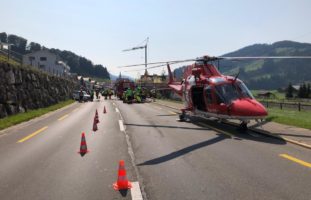 Lebensbedrohlich verletzte Frau bei Frontalunfall in Rothenthurm SZ