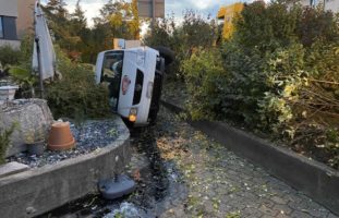 Unfall in Buchs: VW Caddy landet auf Fussweg