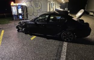 A3 Mumpf AG - BMW-Fahrer (30) begeht Unfallflucht und verletzt sich schwer