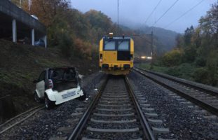 Baden AG - Güterzug prallt in Auto