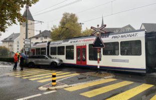 Bremgarten: Crash zwischen Land Rover und Bahn