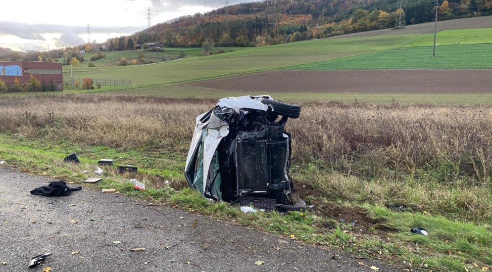 Autolenker (24) nickt ein und verursacht Unfall auf A3 / Zeiningen AG