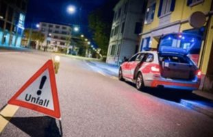 Unfall zwischen Motorradlenker und Lieferwagen in Wangen SZ