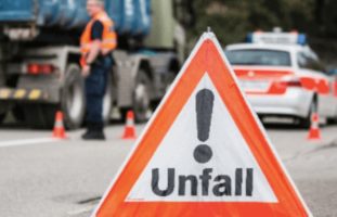 Bei Unfall in Leuggern 70 Meter von der Strasse entfernt überschlagen