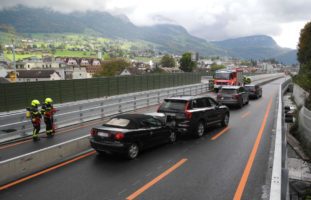 A4 Seewen SZ - Junglenkerin (19) verursacht zwei Auffahrunfälle mit vier Verletzten