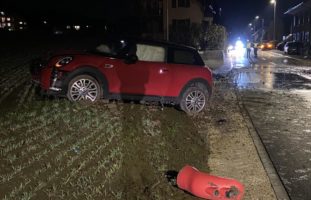 Brittnau: Autofahrerin kracht in Hydranten