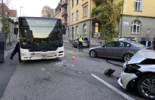 Baden: 91-Jähriger Autofahrer kracht in Linienbus