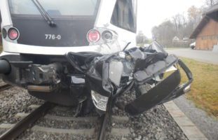 Unfall zwischen Zug und Auto auf Bahnübergang in Sulgen