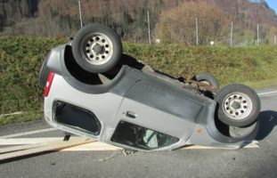 Verkehrsunfall in Rüti: Lenker verliert Kontrolle über Wagen