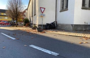 Oberägeri ZG - Motorradfahrer prallt in Mauer und stirbt auf der Unfallstelle