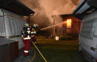 Krummenau: Wohnwagen gerät in Vollbrand