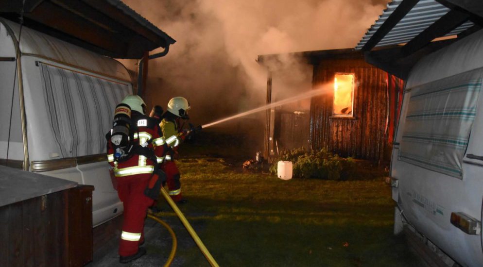 Krummenau: Wohnwagen gerät in Vollbrand