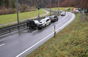 Auto gerät in Fideris auf Gegenfahrspur