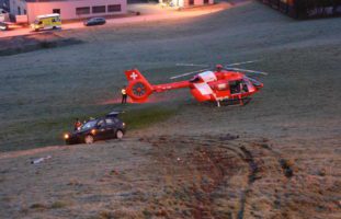 Autofahrer nach Selbstunfall in Flawil durch REGA ins Spital geflogen