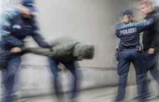 Während Brandeinsatz in Bern BE Flaschen auf Polizisten geworfen