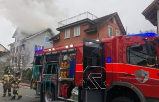 Verletzte Person bei Brand in Mehrfamilienhaus in Rheineck