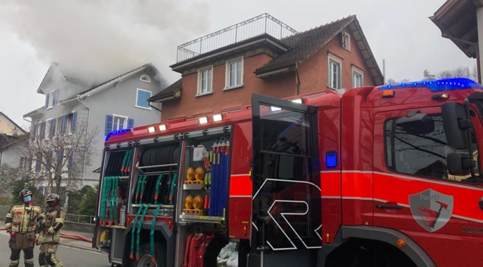 Verletzte Person bei Brand in Mehrfamilienhaus in Rheineck