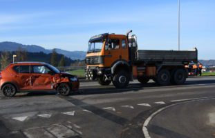 Crash zwischen Auto und Lastwagen in Kaltbrunn