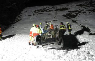 Schwerer Selbstunfall auf schneebedeckter Strasse in Muotathal SZ