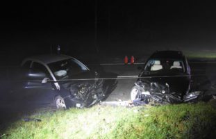 Unfall zwischen zwei Autos und Traktoranhänger in Niederhelfenschwil