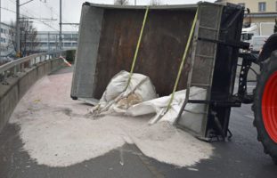 Hochdorf: Anhänger kippt und verliert Sand