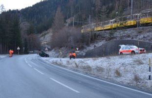 Tiefencastel GR - Auto bei Selbstunfall überschlagen