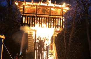 Allschwil: Holzturm in Brand