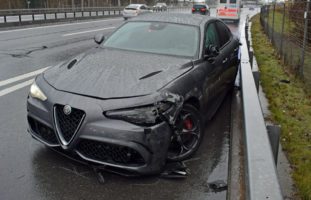 Bei Selbstunfall in Rothenburg gegen Leitplanke von A2 geprallt