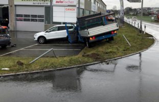 Bei Verkehrsunfall in Knutwil gegen zwei Personenwagen geprallt