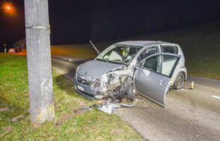 Unfall Dussnang - Mit Strommast kollidiert