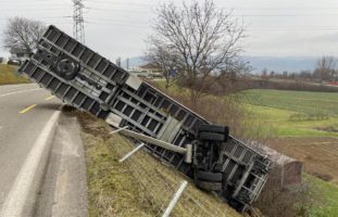 Eiken: Sattelschlepper verliert Anhänger